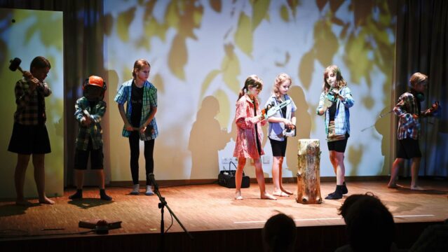 Kinder Theater spielend auf einer Bühne